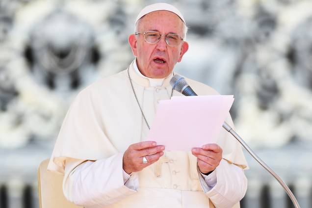Papa Francisco presta condolências às famílias das vítimas de terremoto na Itália, durante audiência na Praça São Pedro, no Vaticano - 24/08/2016