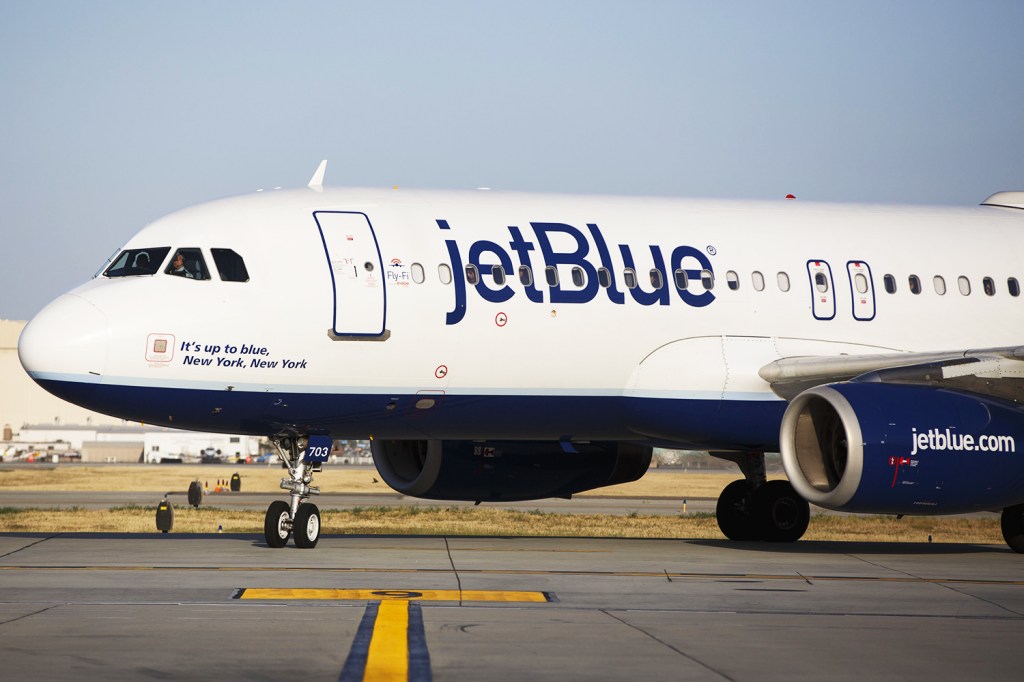 Aeronave da JetBlue no aeroporto de Long Beach, no estado americano da Califórnia - 25/04/2016