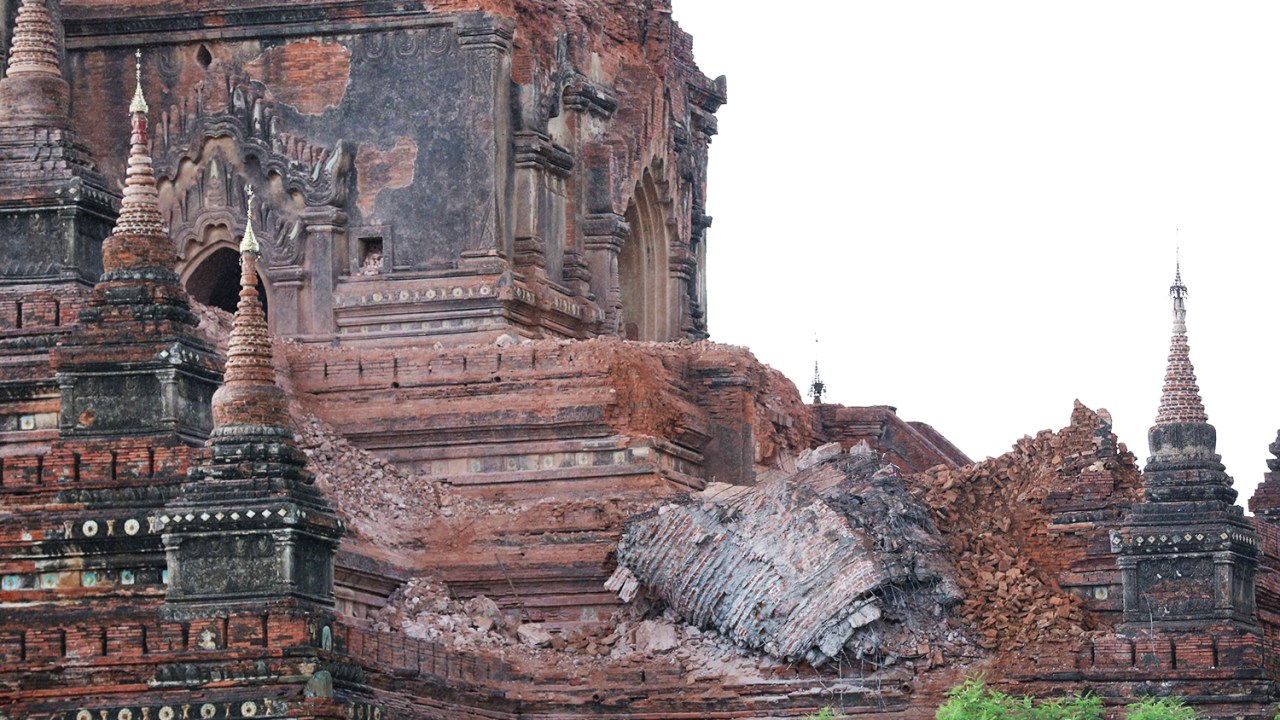 Parte de antigo templo desmorona após terremoto de 6,8 graus na escala Richter atingir a região de Bagan, em Mianmar - 24/08/2016