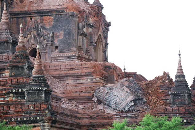 Parte de antigo templo desmorona após terremoto de 6,8 graus na escala Richter atingir a região de Bagan, em Mianmar - 24/08/2016