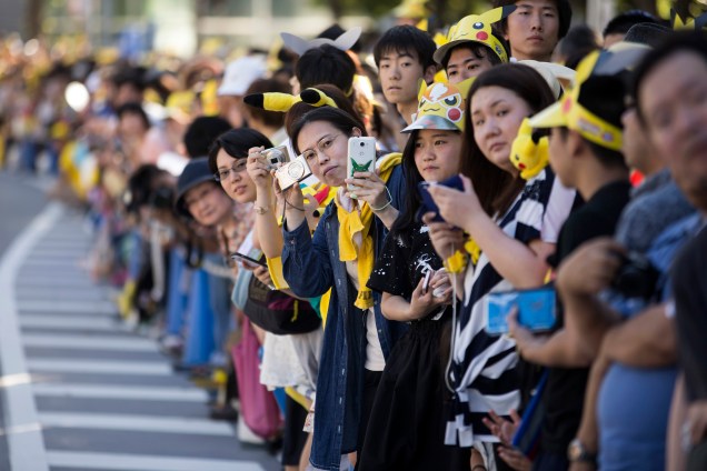 Público aguarda desfile de Pikachus no centro da cidade de Yokohama, no Japão