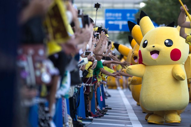 Atores fantasiados de Pikachu desfilam pelas avenidas no centro da cidade de Yokohama, no Japão