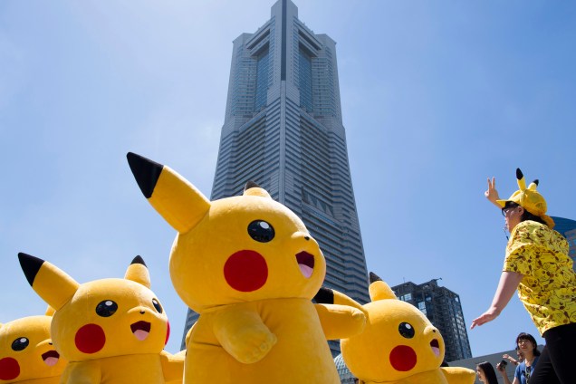 Atores fantasiados de Pikachu desfilam pelas avenidas no centro da cidade de Yokohama, no Japão