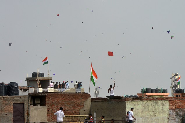 Pessoas empinam pipas no telhado de suas casas durante o Dia da Independência da Índia em Nova Délhi - 15/08/2016