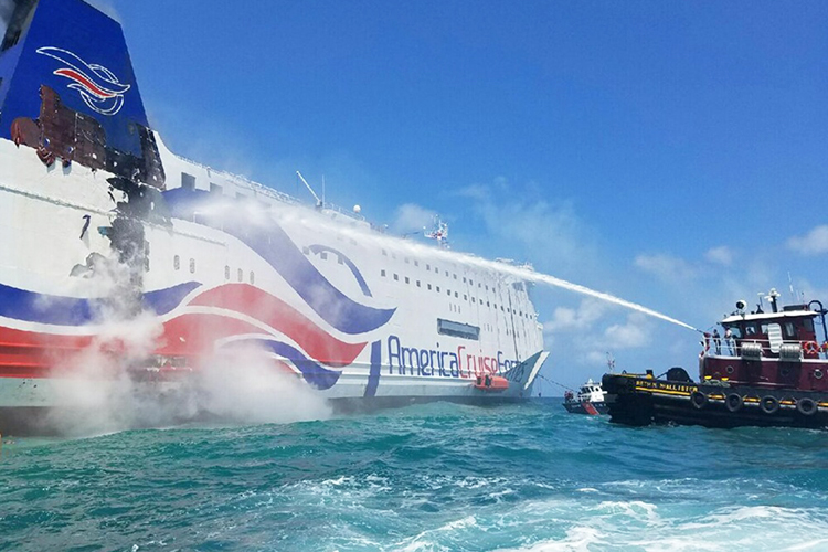 Cerca de 500 pessoas foram resgatadas de navio em chamas, na costa de Porto Rico - 17/08/2016