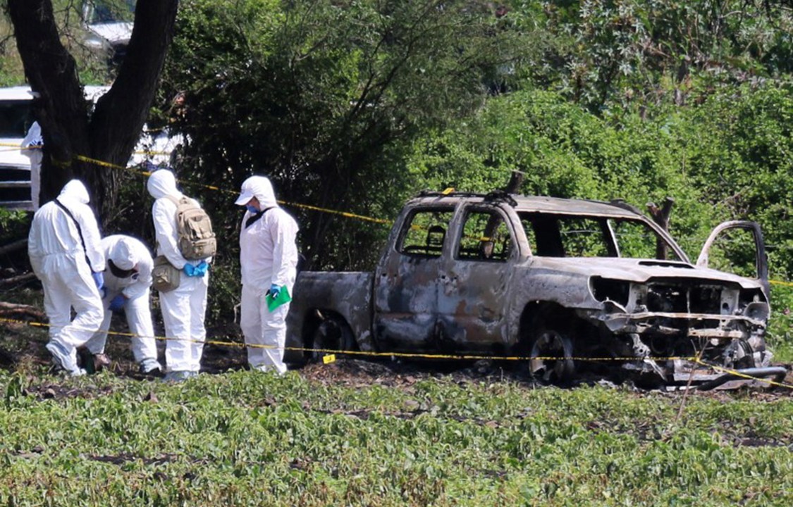 Equipe de especialistas analisando local onde corpo foi encontrado na cidade de Michoacán, no México