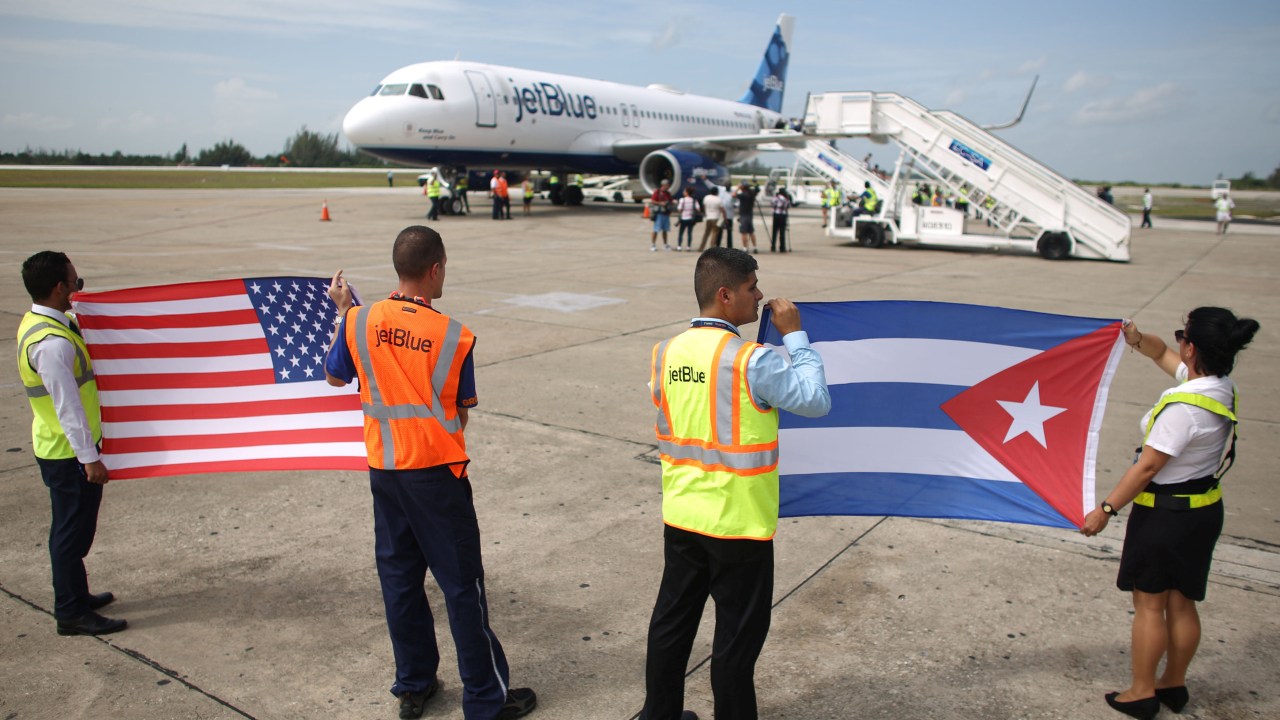 Funcionários do Aeroporto Internacional Abel Santamaria, em Santa Clara, Cuba, recebem primeiro voo vindo dos Estados Unidos em mais de 50 anos