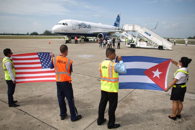 Funcionários do Aeroporto Internacional Abel Santamaria, em Santa Clara, Cuba, recebem primeiro voo vindo dos Estados Unidos em mais de 50 anos - 31/08/2016