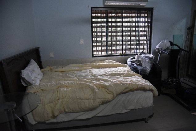 Quarto com cama de casal da cela de prisão do traficante Jarvis Chimenes, em Assunção, no Paraguai