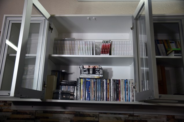 Imagem mostra armário com livros e DVDs da cela de prisão do traficante Jarvis Chimenes, em Assunção, no Paraguai