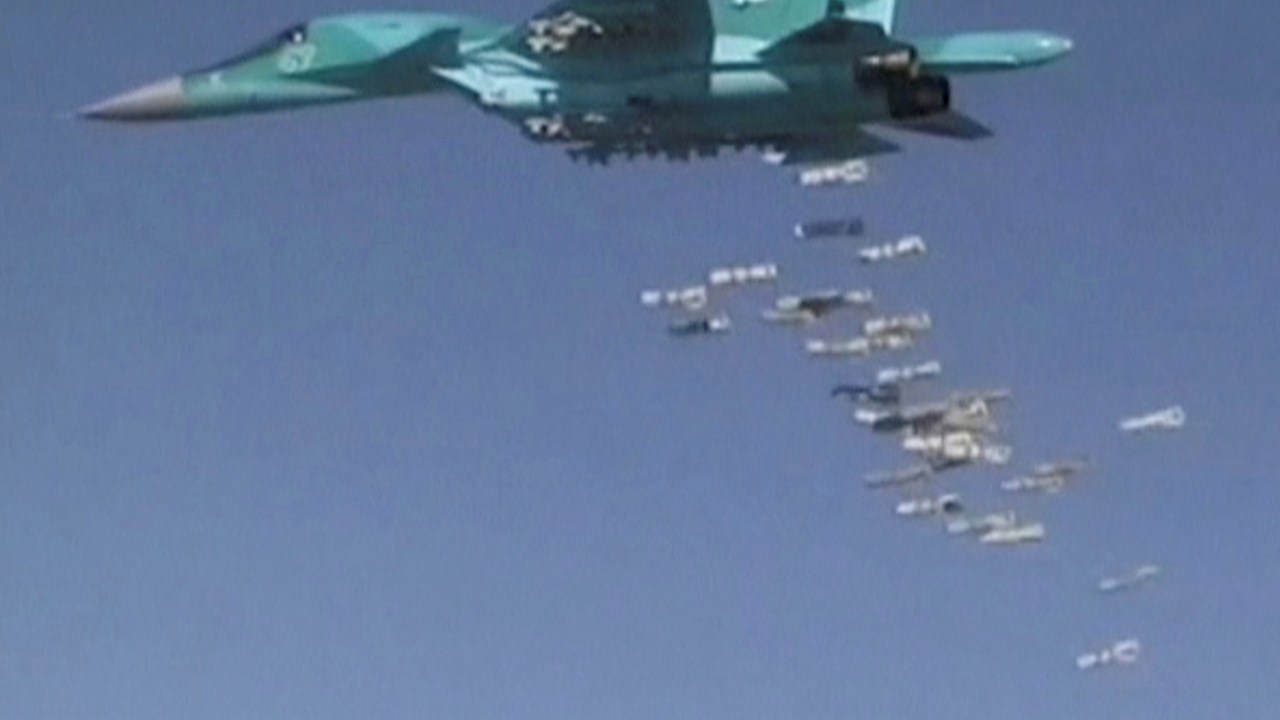 Frame de vídeo divulgado pelo Ministério de Defesa da Rússica mostra um ataque aéreo da Força russa na província de Deir ez-Zor, Síria