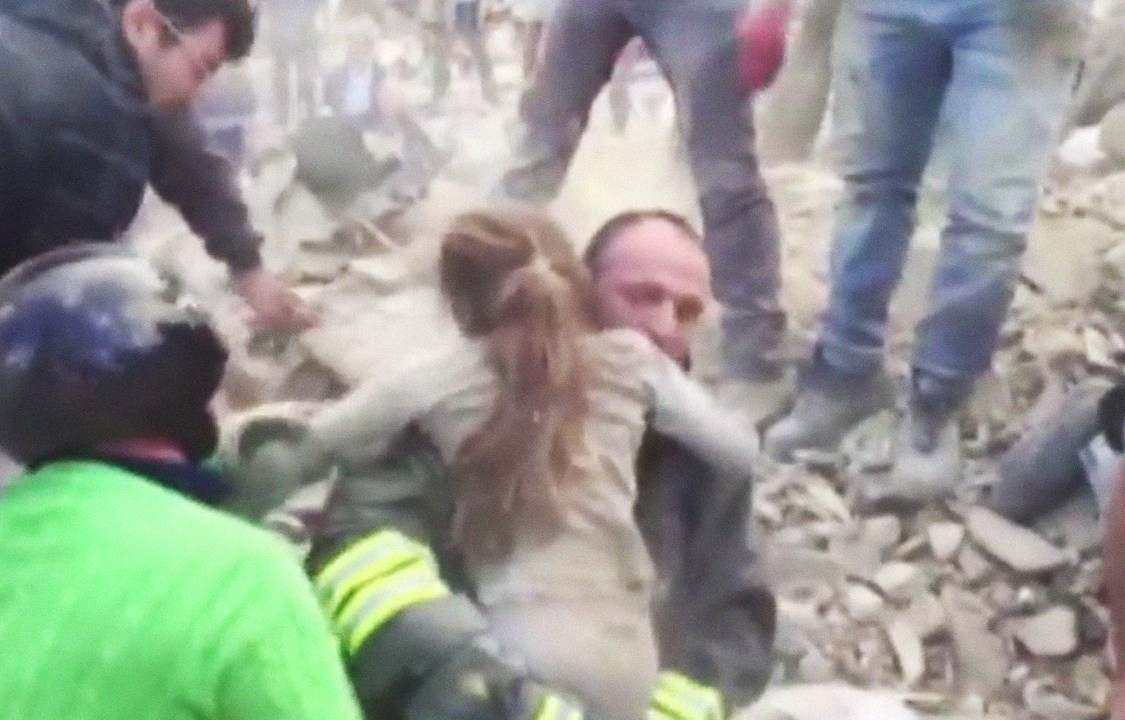 Garota de 10 anos é resgatada após passar 17 horas soterrada pelo terremoto que atingiu a região central da Itália
