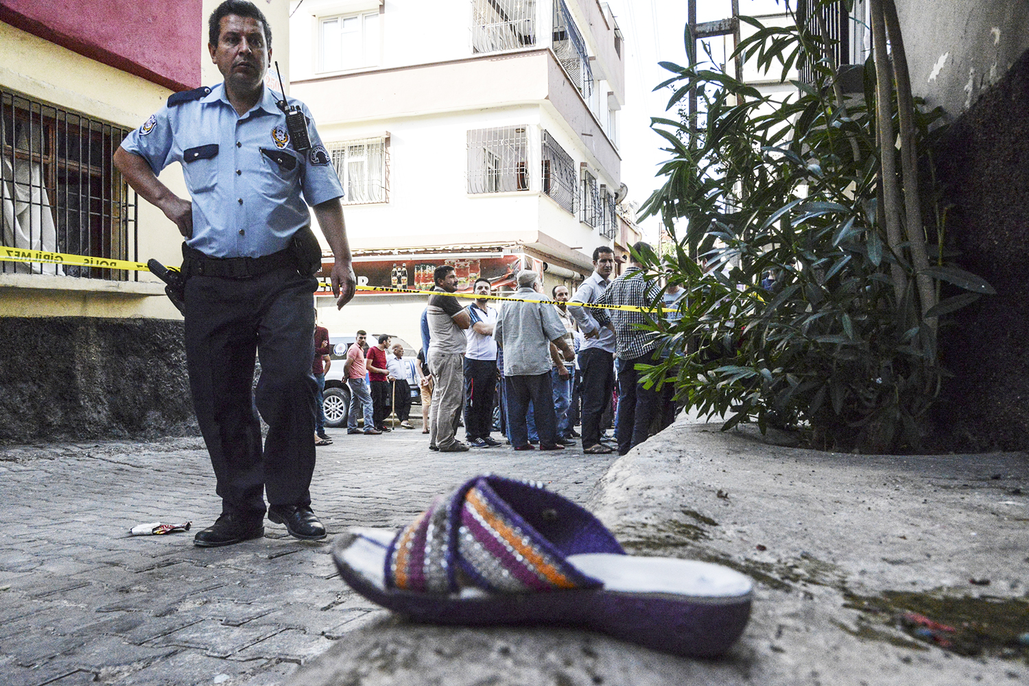 Policial turco é visto próximo a uma sandália, no local onde ataque durante uma festa de casamento deixou ao menos 50 mortos e 100 feridos, na cidade de Gaziantep, no sudeste da Turquia - 21/08/2016