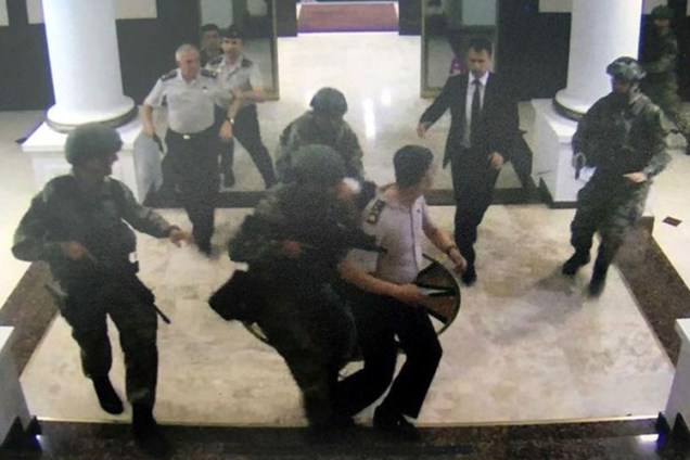 Oficiais da Turquia são presos por golpistas