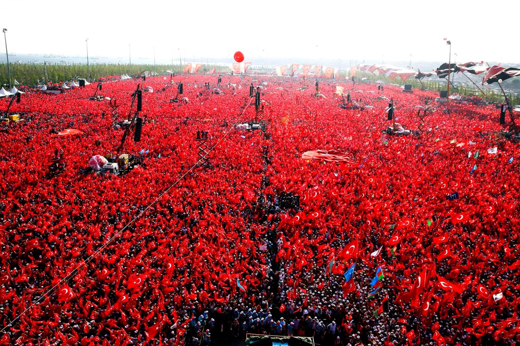 Pessoas acenam com bandeiras da Turquia, durante protesto organizado pelo presidente turco, Tayyip Erdogan, pelo partido AK (AKP), pelo artido Republicano do Povo (CHP) e Partido do Movimento Nacionalista (MHP), para protestar contra a tentativa de golpe militar no país - 07/08/2016