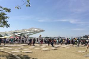 Espaço apertado para posar em frente às letras da Cidade Olímpica, perto do Museu do Amanhã 