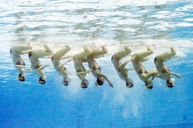 O time da China se apresenta na final do nado sincronizado, nas Olimpíadas Rio 2016
