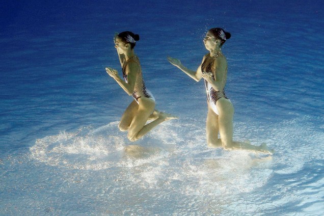 Anna-Maria Alexandri e Eirini-Marina Alexandri, da Áustria, se apresentam na final do nado sincronizado dueto, nas Olimpíadas Rio 2016
