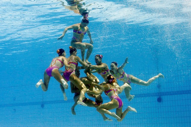 Time brasileiro se prepara para realizar um salto, na final do nado sincronizado, nas Olimpíadas Rio 2016