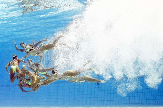 O time do Japão se apresenta na final do nado sincronizado, nas Olimpíadas Rio 2016