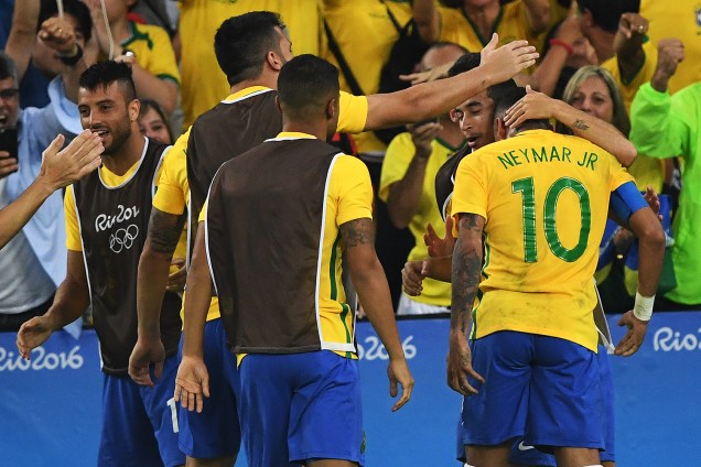 Jogadores do Brasil comemoram gol marcado por Neymar, na final contra a Alemanha