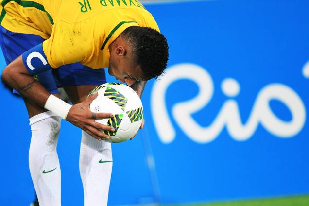 Neymar se prepara para cobrar pênalti na final contra a Alemanha