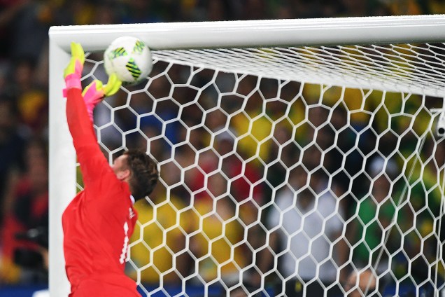 O goleiro Timo Horn, da Alemanha, não consegue evitar gol, após cobrança pe
