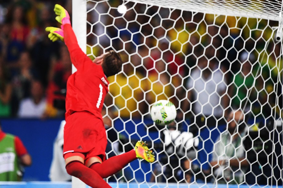 O goleiro Timo Horn, da Alemanha, não consegue evitar gol, após cobrança pe