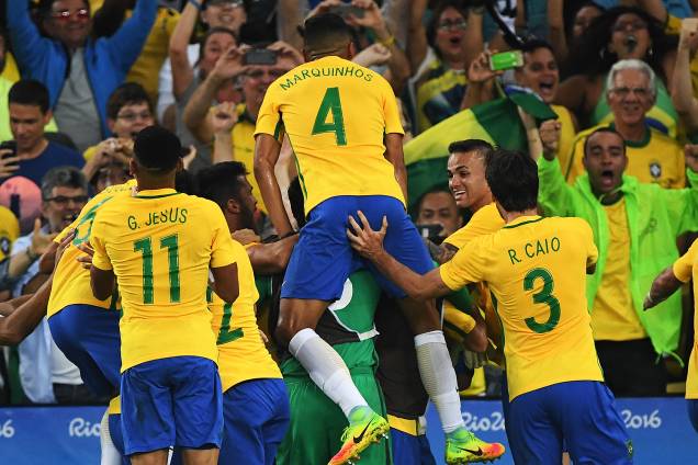 Jogadores do Brasil comemoram gol marcado por Neymar, na final contra a Alemanha