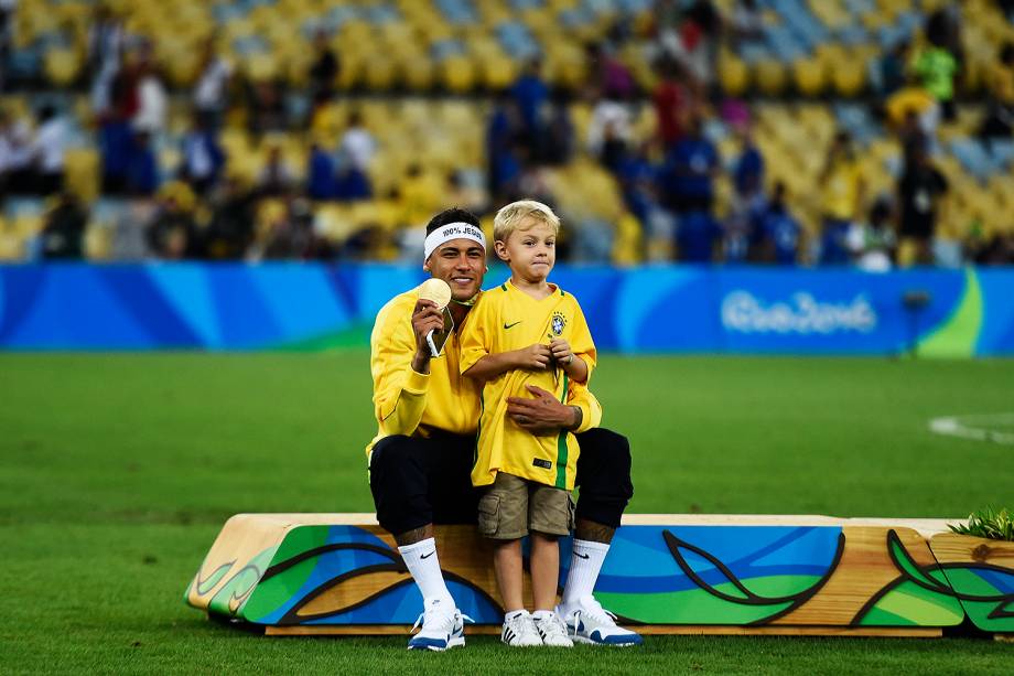 Neymar comemora a medalha de ouro com seu filho