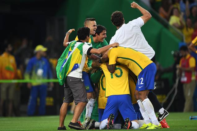 Jogadores do Brasil comemoram a medalha de ouro após vencerem a Alemanha nos pênaltis