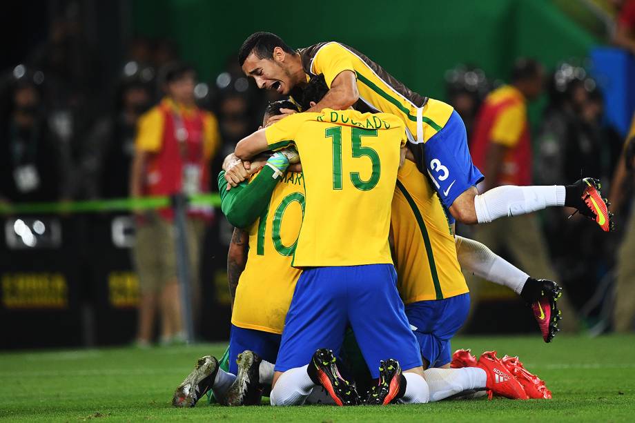 Jogadores do Brasil comemoram a medalha de ouro após vencerem a Alemanha nos pênaltis