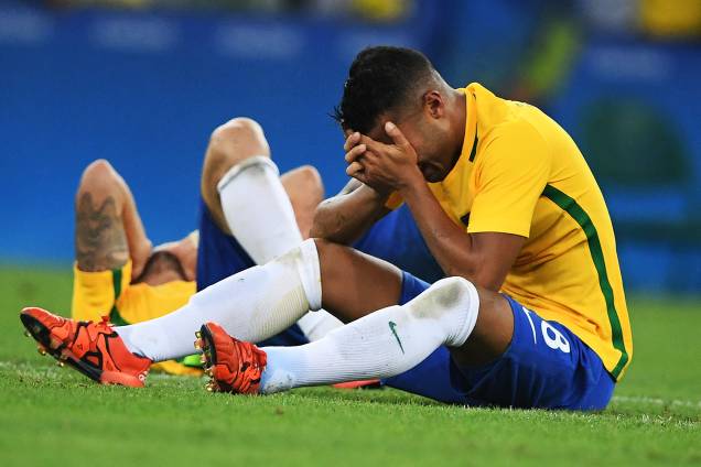 Jogadores do Brasil se emocionam após conquistarem a medalha de ouro nas Olimpíadas Rio 2016