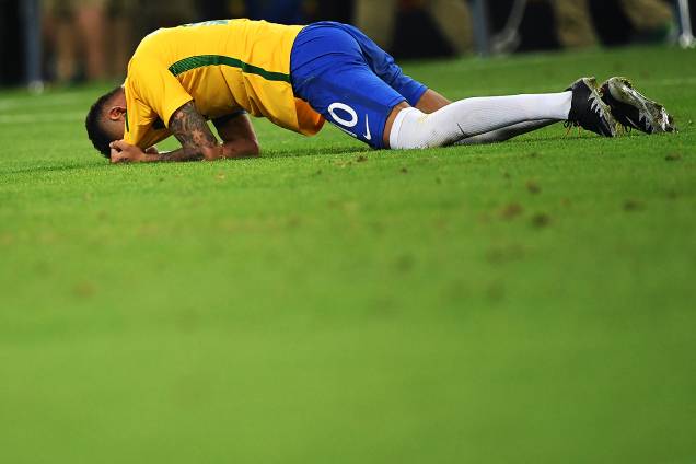 Neymar chora após conquistar a medalha de ouro nas Olimpíadas Rio 2016