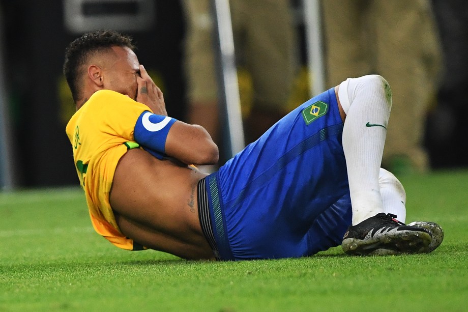 Neymar chora após conquistar a medalha de ouro nas Olimpíadas Rio 2016