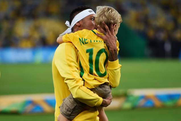 Neymar comemora a medalha de ouro com seu filho