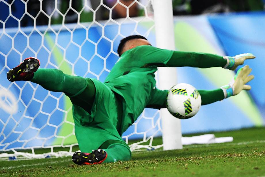 O goleiro Weverton defende pênalti cobrado por Nils Petersen, da Alemanha, na final do futebol masculino no Maracanã