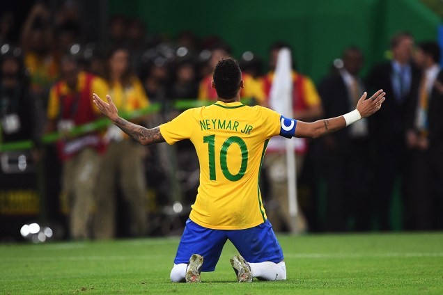 Neymar comemora após marcar gol de pênalti sobre a Alemanha