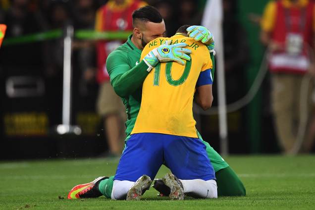 Weverton comemora com Neymar a medalha de ouro após vencerem a Alemanha nos pênaltis