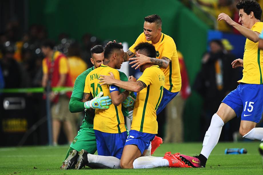 Jogadores do Brasil comemoram a medalha de ouro após vencerem a Alemanha nos pênaltis