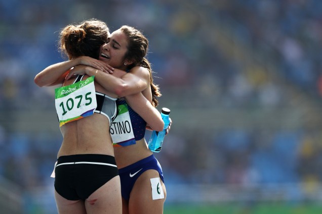 Abbey D'Agostino dos Estados Unidos, abraça a neozelandesa Nikki Hamblin no final da prova dos 5000 metros rasos