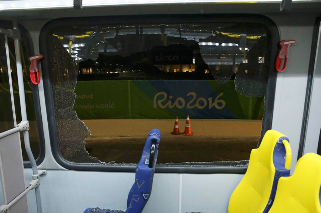Ônibus que transportava jornalista é atingido a caminho do Parque Olímpico