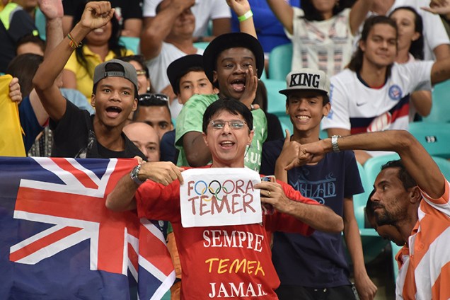 Homem protesta contra o presidente interino, Michel Temer, durante a partida de futebol feminino entre Nova Zelândia e França, na Arena Fonte Nova Stadium em Salvador