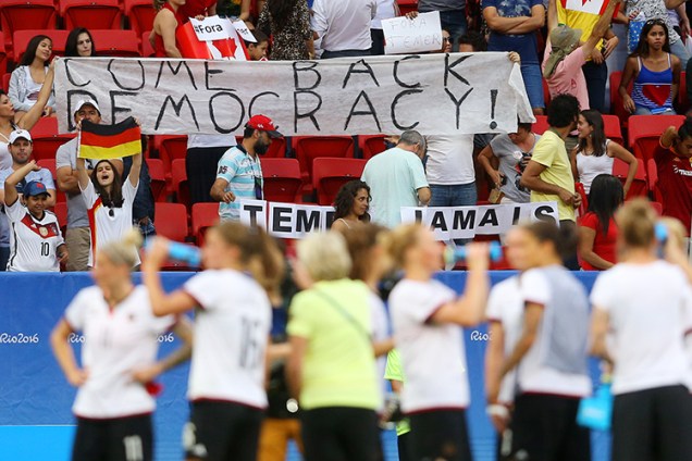 Torcedores protestam contra o presidente interino, Michel Temer, durante a partida de futebol feminino entre Alemanha e Canadá, no estádio Mané Garrincha, em Brasília