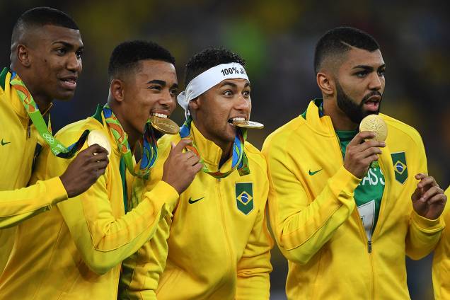 Jogadores do Brasil conquistam a medalha de ouro após vencerem a Alemanha