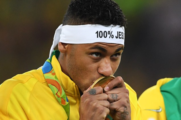 Neymar recebe a medalha de ouro após Brasil vencer a Alemanha nos Jogos Olímpicos Rio 2016
