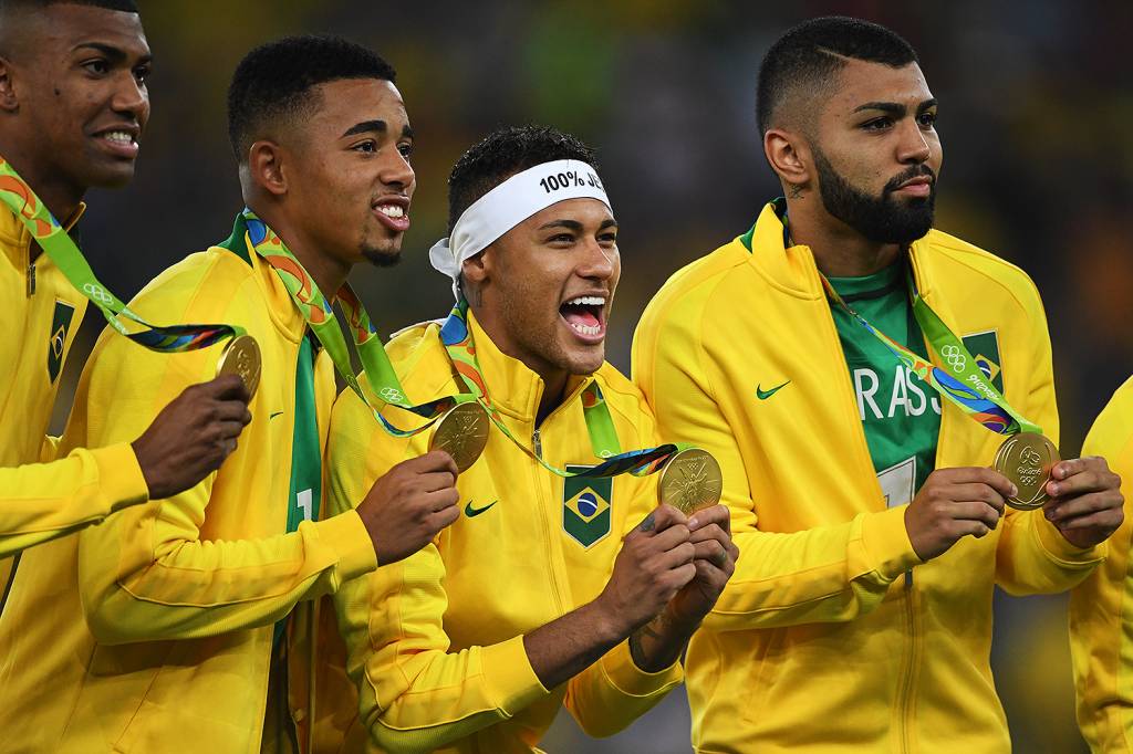 Jogadores do Brasil conquistam a medalha de ouro após vencerem a Alemanha