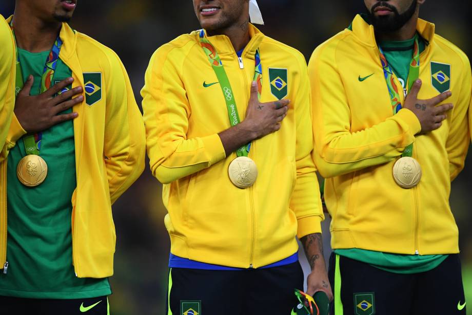 Jogadores do Brasil conquistam a medalha de ouro após vencerem a Alemanha