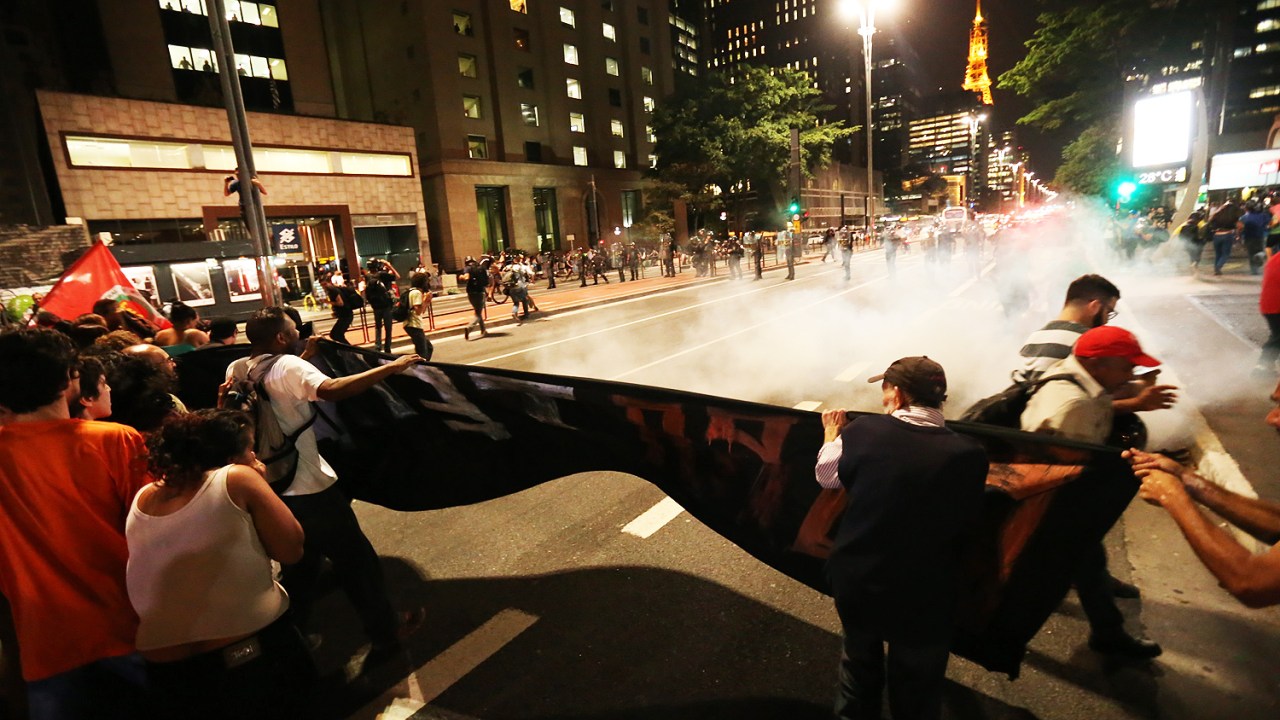 Polícia Militar lança bombas de gás contra manifestantes pró-Dilma