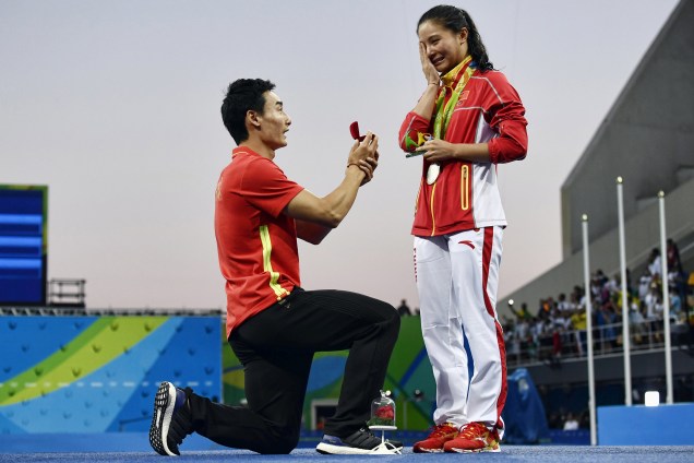 A medalhista de prata chinesa He Zi, recebe pedido de casamento de Qin Kai, no Parque Aquático Maria Lenk, no Rio de Janeiro (RJ) - 14/08/2016